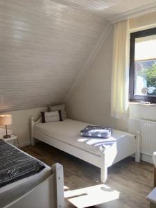a small bedroom with a bed and a window at Appartements Friedrichsen in List
