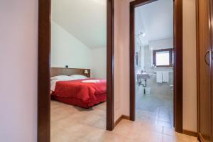 A bed or beds in a room at Hotel Faggio Rosso