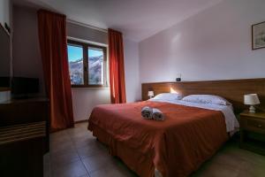 A bed or beds in a room at Hotel Faggio Rosso