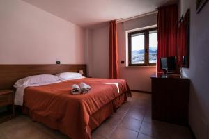 A bed or beds in a room at Hotel Faggio Rosso