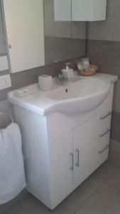 ラヴェンナにあるLe Aliのバスルーム(白い洗面台、鏡付)