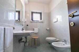 A bathroom at Hotel Faggio Rosso