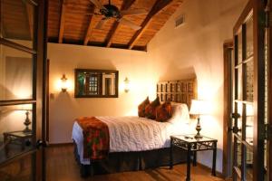a bedroom with a bed and a ceiling at Villa Thornhill in Palm Springs +24 photos