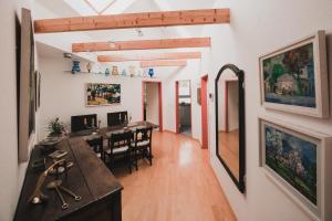 Apartment Flair في لوبيك: غرفة طعام وغرفة معيشة مع طاولة وكراسي