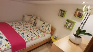 Un dormitorio con una cama y una mesa con un jarrón. en Apartment Bergverliebt en Mieming