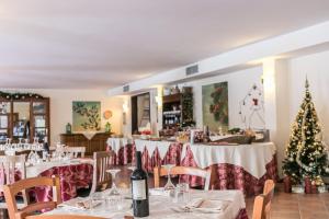 A restaurant or other place to eat at Hotel Faggio Rosso
