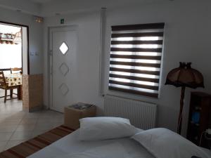 1 dormitorio con cama, ventana y puerta en Apartments Rinčić, en Marina