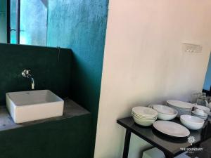 een badkamer met een wastafel en 4 toiletten bij The Boundary Yala in Kataragama