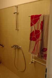 Ένα μπάνιο στο TOP CENTER , MODERN AND QUIET APARTMENT