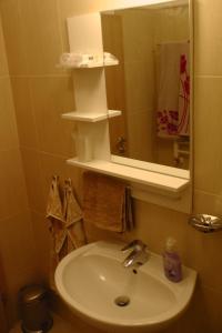 TOP CENTER , MODERN AND QUIET APARTMENT tesisinde bir banyo