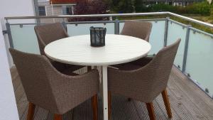 Balkón nebo terasa v ubytování Penthouse "Meerzeit" Kellenhusen mit Strandkorb