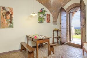 サン・ジミニャーノにあるCasa Simonaの木製テーブルと窓が備わる客室です。