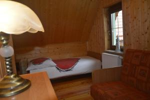 Säng eller sängar i ett rum på Lazur domki wypoczynkowe