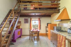 una cucina con letto a soppalco e tavolo di Girasole a San Gimignano