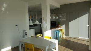 une cuisine avec une table blanche et des chaises jaunes dans l'établissement Penthouse Salento - Galatina, à Galatina