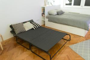 Кровать или кровати в номере Bright & Stylish Studio Home, superbly located