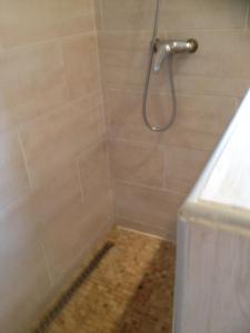 Ένα μπάνιο στο Appartement Montgenèvre Chalmettes 6 pers maxi