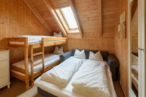 1 Schlafzimmer mit 2 Etagenbetten in einer Hütte in der Unterkunft Ferienhaus Kreischberg - Silberhirschen Hütte in Sankt Lorenzen ob Murau