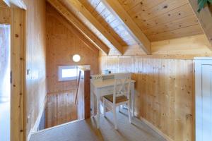 ein winziges Haus mit einem Tisch und einem Stuhl in der Unterkunft Ferienhaus Kreischberg - Silberhirschen Hütte in Sankt Lorenzen ob Murau