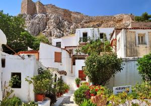 eine Straße in positano mit einem Berg im Hintergrund in der Unterkunft Athens Studios in Athen