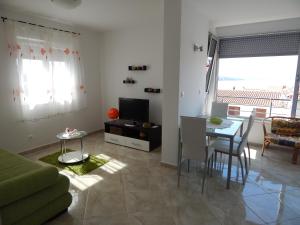 Ein Sitzbereich in der Unterkunft Apartments Linda
