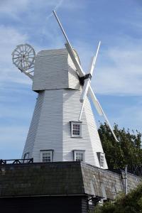 ライにあるRye Windmill B&Bの白風車
