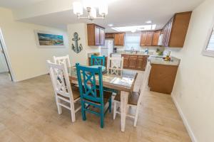 Kuchyň nebo kuchyňský kout v ubytování Cocoa Beach Club
