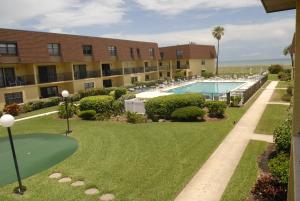 Bazén v ubytování Cocoa Beach Club nebo v jeho okolí