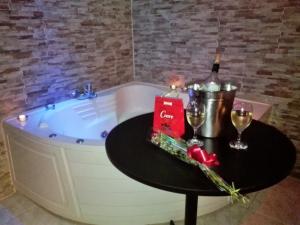 a bath tub with a table with glasses of wine at Septima Maravilla in Lima