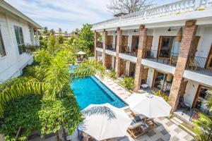an aerial view of a hotel with a swimming pool and umbrellas at Abdi Hotel in Gili Trawangan