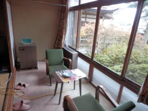 Posezení v ubytování Maruka Ryokan