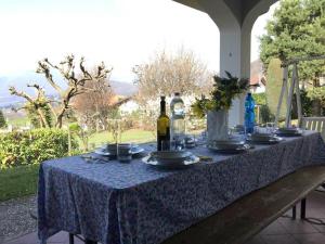ArmenoにあるVilla in Armenoの青いテーブルクロスとワインボトル