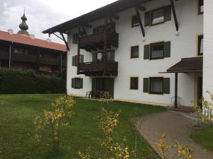 un gran edificio blanco con balcones y patio en Ferienwohnung Alpina Inzell en Inzell