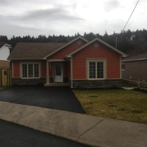 una casa con una casa roja con entrada en Quidi Vidi Retreat, en St. John's