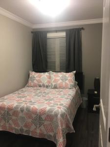 - une chambre avec un lit doté d'oreillers et d'une fenêtre dans l'établissement Quidi Vidi Retreat, à Saint-Jean