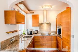 cocina con armarios de madera y encimera en Residenz en Salzburgo