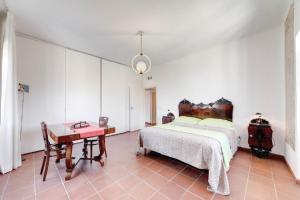 ローマにあるRhome Apartments Latiniのベッドルーム1室(ベッド1台、テーブル、デスク付)