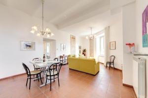 ローマにあるRhome Apartments Latiniのダイニングルーム、リビングルーム(テーブル、椅子付)