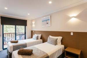 Llit o llits en una habitació de Dolphin Lodge Albany - Self Contained Apartments at Middleton Beach