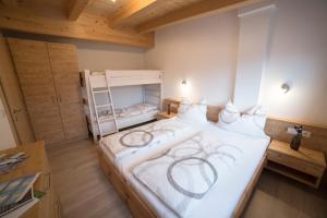 1 dormitorio con 1 cama blanca grande y escalera en Saxlhof en Stanga