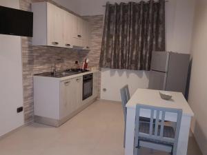 Cuisine ou kitchenette dans l'établissement HYGGE Apartment Short Lets