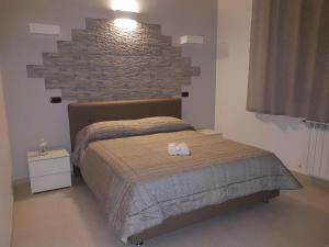 una camera con letto e muro di mattoni di HYGGE Apartment Short Lets a Taranto