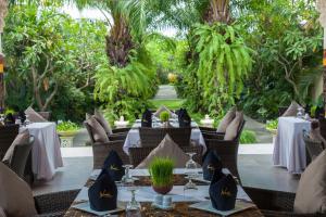 Ein Garten an der Unterkunft Mahagiri Villas Sanur