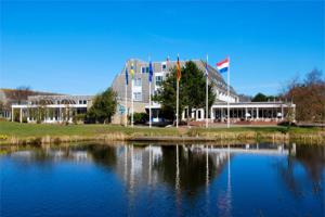 een groot gebouw naast een grote hoeveelheid water bij Amelander Kaap 39 in Hollum