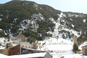 Vista generica sulle montagne o vista sulle montagne dall'interno dell'hotel