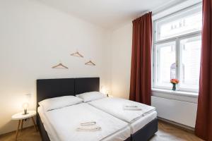 Кровать или кровати в номере Rehorova apartments