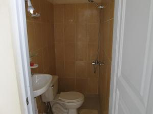 a bathroom with a toilet and a sink and a shower at Villa Mambo in Patrana +9 photos