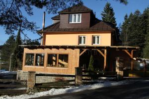 une maison est en cours de construction avec une terrasse couverte. dans l'établissement Chata Javorina, à Javorník
