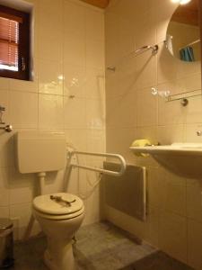 La salle de bains est pourvue de toilettes et d'un lavabo. dans l'établissement A&B Bungalovy, à Morávka