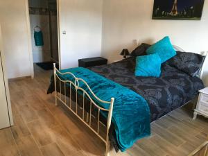 Un dormitorio con una cama con una manta azul. en Boa Nova base., en Funchal